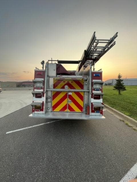 1996 Freightliner Enclosed Top Mount Pumper - Image 3