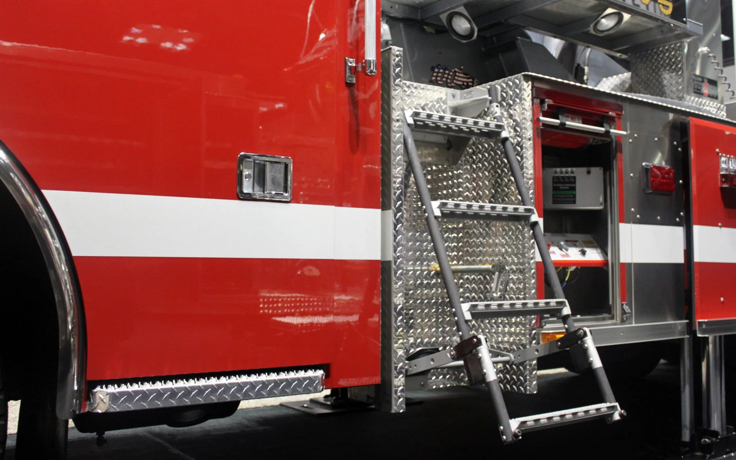 Ziamatic 18" Width Swing Out & Down Vehicle Ladders - Image 4