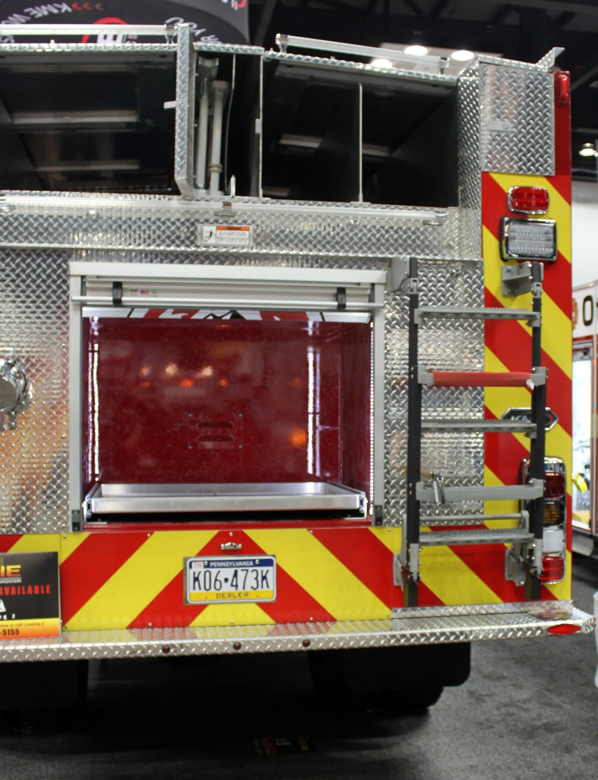 Ziamatic 18" Width Swing Out & Down Vehicle Ladders - Image 6